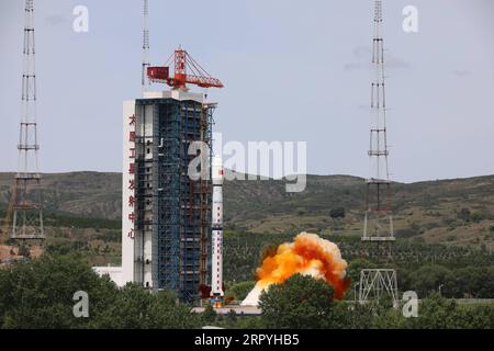 200703 -- TAIYUAN, 3. Juli 2020 Xinhua -- Eine lange März-4B Trägerrakete mit einem hochauflösenden Multimode-Bildgebungssatelliten wird vom Taiyuan Satellite Launch Center, 3. Juli 2020, gestartet. China schickte am Freitag vom Taiyuan Satellite Launch Center in der nordchinesischen Provinz Shanxi einen hochauflösenden Multimode-Bildsatelliten in die geplante Umlaufbahn. Der Satellit wurde nach Angaben der China National Space Administration um 11:10 Uhr Pekinger Zeit von einer langen Trägerrakete vom 4. März gestartet. Foto von Zheng Taotao/Xinhua CHINA-SHANXI-HOCHAUFLÖSENDE MULTIMODE-BILDGEBUNG SATEL Stockfoto