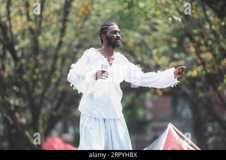 4. September 2023, Brooklyn, New York: (NEU) die West Indian Day Parade. September 2023, New York, USA: The West Indian American Carnival oder NY Carnival ist eine jährliche Feier der westindischen Kultur, die am ersten Montag des Monats September in Crown Heights, Brooklyn, New York City stattfindet. Sie wird von der West Indian American Day Carnival Association (WIADCA) organisiert, und die wichtigste Veranstaltung ist die West Indian American Parade (auch bekannt als Labor Day Parade). das zieht zwischen ein und drei Millionen Teilnehmer und Zuschauer an, die die Parade auf ihrer Route entlang Easte beobachten und verfolgen Stockfoto