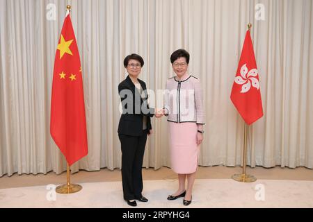 200703 -- HONG KONG, 3. Juli 2020 Xinhua -- Hong Kong Special Administrative Region HKSAR Chief Executive Carrie Lam R und Deputy Commissioner of Police National Security Edwina Lau posieren für Fotos in Hong Kong, Südchina, 3. Juli 2020. LLD Writethru: Committee for Safeguard National Security of HKSAR richtete über Xinhua CHINA-HONG KONG-COMMITTEE FOR Safeguard National SECURITY OF HKSAR-ESTABLISHMENT CN PUBLICATIONxNOTxINxCHN eine Abteilung FÜR Informationsdienste DER Regierung der HKSAR/Handout ein Stockfoto