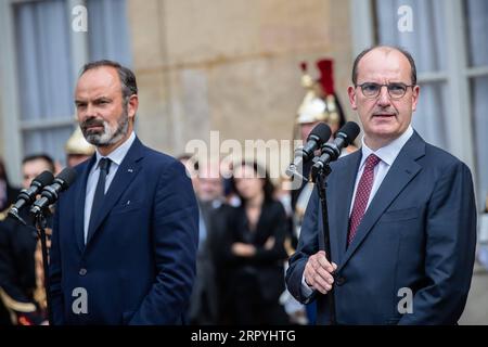 200703 -- PARIS, 3. Juli 2020 Xinhua -- Edouard Philippe L und Jean Castex nehmen am 3. Juli 2020 an der Übergabe im Innenhof des Hotels Matignon in Paris, Frankreich, Teil. Jean Castex, ein 55-jähriger, der der französischen Öffentlichkeit nicht bekannt ist, wurde von Präsident Emmanuel Macron als Nachfolger von Edouard Philippe, dem am Freitag angekündigten französischen Präsidentenpalast, zum neuen Premierminister ernannt. Foto von Aurelien Morissard/Xinhua FRANCE-PARIS-PM-HANDOVER CEREMONY PUBLICATIONxNOTxINxCHN Stockfoto