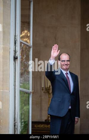 200703 -- PARIS, 3. Juli 2020 Xinhua -- Jean Castex winkt bei der Übergabe im Innenhof des Hotels Matignon in Paris, Frankreich, am 3. Juli 2020. Jean Castex, ein 55-jähriger, der der französischen Öffentlichkeit nicht bekannt ist, wurde von Präsident Emmanuel Macron als Nachfolger von Edouard Philippe, dem am Freitag angekündigten französischen Präsidentenpalast, zum neuen Premierminister ernannt. Foto von Aurelien Morissard/Xinhua FRANCE-PARIS-PM-HANDOVER CEREMONY PUBLICATIONxNOTxINxCHN Stockfoto