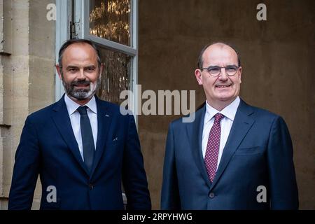 200703 -- PARIS, 3. Juli 2020 Xinhua -- Edouard Philippe L und Jean Castex nehmen am 3. Juli 2020 an der Übergabe im Innenhof des Hotels Matignon in Paris, Frankreich, Teil. Jean Castex, ein 55-jähriger, der der französischen Öffentlichkeit nicht bekannt ist, wurde von Präsident Emmanuel Macron als Nachfolger von Edouard Philippe, dem am Freitag angekündigten französischen Präsidentenpalast, zum neuen Premierminister ernannt. Foto von Aurelien Morissard/Xinhua FRANCE-PARIS-PM-HANDOVER CEREMONY PUBLICATIONxNOTxINxCHN Stockfoto