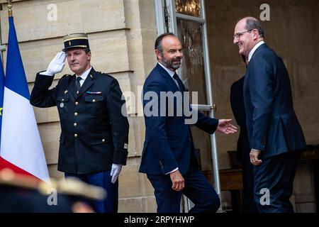 200703 -- PARIS, 3. Juli 2020 Xinhua -- Edouard Philippe C und Jean Castex R nehmen am 3. Juli 2020 an der Übergabe im Innenhof des Hotels Matignon in Paris Teil. Jean Castex, ein 55-jähriger, der der französischen Öffentlichkeit nicht bekannt ist, wurde von Präsident Emmanuel Macron als Nachfolger von Edouard Philippe, dem am Freitag angekündigten französischen Präsidentenpalast, zum neuen Premierminister ernannt. Foto von Aurelien Morissard/Xinhua FRANCE-PARIS-PM-HANDOVER CEREMONY PUBLICATIONxNOTxINxCHN Stockfoto