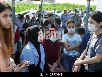 200704 -- ISTANBUL, 4. Juli 2020 -- Verwandte warten in der Nähe einer Feuerwerkfabrik, wo eine Explosion in der Provinz Sakarya, Türkei, 3. Juli 2020 passierte. Die türkischen Minister sagten am Freitag, dass die Zahl der Todesopfer bei einer Explosion in einer Feuerwerkfabrik in der türkischen nordwestlichen Provinz Sakarya auf vier und die Zahl der Verwundeten auf 108 gestiegen sei. TÜRKEI-SAKARYA-FEUERWERK-FABRIKEXPLOSION XinxHuashefa PUBLICATIONxNOTxINxCHN Stockfoto