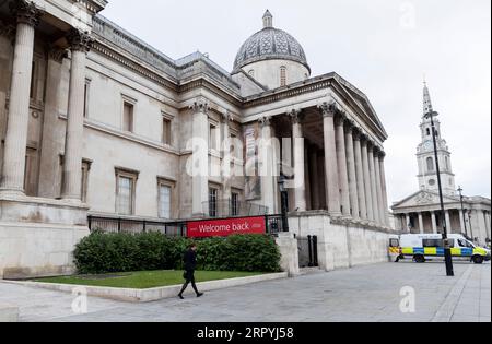 200704 -- LONDON, 4. Juli 2020 -- Ein Willkommensbanner ist am 4. Juli 2020 vor der National Gallery in London zu sehen. Als Großbritannien die Coronavirus-Abriegelung weiter lockert, sagte die National Gallery am Dienstag, dass es das erste große Londoner Museum sein wird, das Anfang nächsten Monat nach seiner beispiellosen Schließung seit März wieder eröffnet wird. Wenn die Galerie am 8. Juli wieder eröffnet wird, müssen Besucher Tickets im Voraus buchen und werden gebeten, Gesichtsmasken zu tragen und zwei Meter voneinander entfernt zu bleiben, so die Galerie. GROSSBRITANNIEN-LONDON-COVID-19-NATIONAL GALLERY-PRESS-BLICKFELD-POST-SPERRE HANXYAN PUBLICATIONXNOTXINXCHN Stockfoto