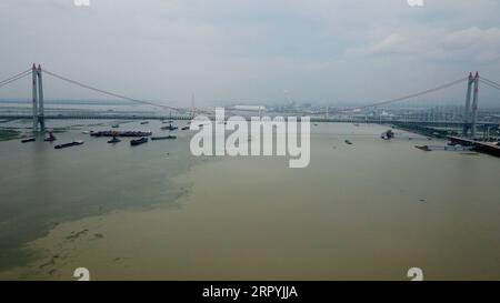 200705 -- YUEYANG, 5. Juli 2020 -- Luftaufnahme vom 5. Juli 2020 zeigt die Brücke über den Dongting-See, dessen Wasserstand die Warnstufe übersteigt, in der Stadt Yueyang, der zentralchinesischen Provinz Hunan. Der Wasserstand im Dongting Lake ist infolge anhaltender Regenfälle gestiegen. CHINA-HUNAN-DONGTING SEE-HOHER WASSERSTAND CN CHENXZEGUO PUBLICATIONXNOTXINXCHN Stockfoto