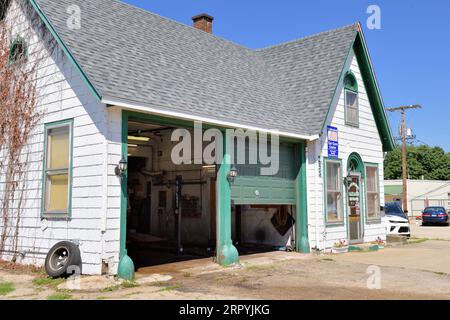 Seneca, Illinois, USA. Eine alte Parkgarage mit Holzrahmen, die noch in Gebrauch ist, stellt ein verbliebenes, funktionierendes Stück Americana dar. Stockfoto