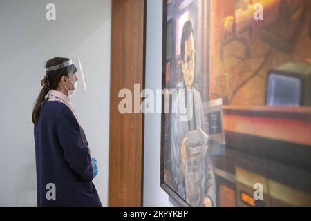 200707 -- PEKING, 7. Juli 2020 -- Ein Museumsarbeiter, der eine Gesichtsmaske, einen Gesichtsschutz und Handschuhe trägt, spaziert an einem Kunstwerk während einer Ausstellung in der Neuen Tretjakow-Galerie in Moskau, Russland, 6. Juli 2020 vorbei. Russland verzeichnete in den letzten 24 Stunden 6.611 neue COVID-19-Fälle und erreichte damit insgesamt 687.862, sagte das Coronavirus-Response Center des Landes in einer Erklärung am Montag. Foto von /Xinhua XINHUA FOTOS DES TAGES AlexanderxZemlianichenkoxJr PUBLICATIONxNOTxINxCHN Stockfoto