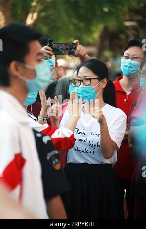 200707 -- PEKING, 7. Juli 2020 -- Ein Lehrer ermutigt einen Prüfungsteilnehmer außerhalb eines Prüfungsortes in Peking, Hauptstadt von China, 7. Juli 2020. Die nationale Hochschulzulassungsprüfung 2020 begann am Dienstag. CHINA-NATIONAL COLLEGE ENTRANCE EXAM-STARTING CN LUXYE PUBLICATIONXNOTXINXCHN Stockfoto