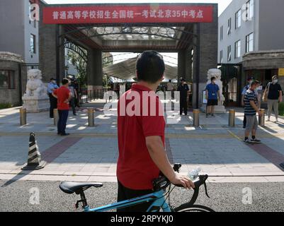 200707 -- PEKING, 7. Juli 2020 -- Ein Mann beobachtet einen Prüfungsteilnehmer, der am 7. Juli 2020 in Peking, der Hauptstadt Chinas, eine Prüfstelle besucht. MIT XINHUA SCHLAGZEILEN VOM 7. JULI CHINA-NATIONAL COLLEGE ENTRANCE EXAM START CN LIXHE PUBLICATIONXNOTXINXCHN Stockfoto