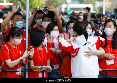 200707 -- PEKING, 7. Juli 2020 -- Lehrer ermutigen einen Prüfungsteilnehmer außerhalb eines Prüfungsortes in Peking, Hauptstadt von China, 7. Juli 2020. Die nationale Hochschulzulassungsprüfung 2020 begann am Dienstag. CHINA-NATIONAL COLLEGE ENTRANCE EXAMINATION - BEGINN CN SHENXBOHAN PUBLICATIONXNOTXINXCHN Stockfoto