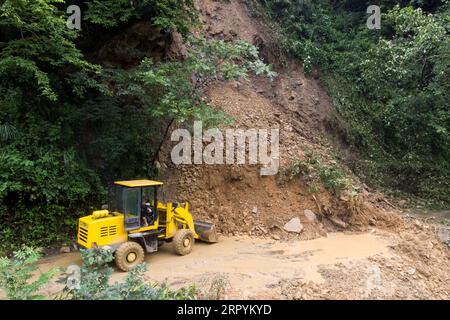 200707 -- SHIMEN, 7. Juli 2020 -- Luftaufnahme, aufgenommen am 7. Juli 2020, zeigt Rettungskräfte, die die Trümmer in der Hupingshan Township im Shimen County, der zentralchinesischen Provinz Hunan, räumen. In den letzten Tagen traf die regenausgelöste Überschwemmung das County. CHINA-HUNAN-SHIMEN-FLOOD CN ChenxSihan PUBLICATIONxNOTxINxCHN Stockfoto