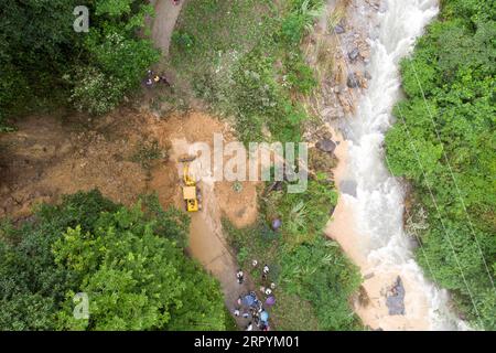 200707 -- SHIMEN, 7. Juli 2020 -- Luftaufnahme, aufgenommen am 7. Juli 2020, zeigt Rettungskräfte, die die Trümmer in der Hupingshan Township im Shimen County, der zentralchinesischen Provinz Hunan, räumen. In den letzten Tagen traf die regenausgelöste Überschwemmung das County. CHINA-HUNAN-SHIMEN-FLOOD CN ChenxSihan PUBLICATIONxNOTxINxCHN Stockfoto