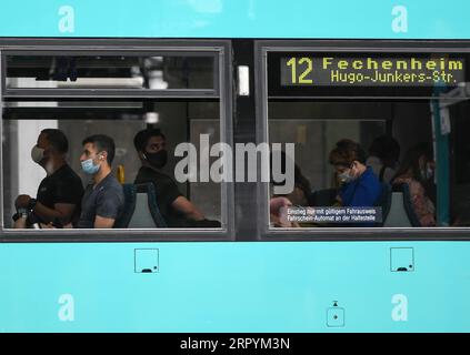 200707 -- FRANKFURT, 7. Juli 2020 -- Menschen, die Gesichtsmasken tragen, werden am 7. Juli 2020 in einer Straßenbahn in Frankfurt gesehen. Bundeskanzlerin Angela Merkel lehnt die Idee ab, sich von der Pflicht zur Gesichtsmaske in den Geschäften des Landes abzuwenden, sagte Regierungssprecher Steffen Seibert hier am Montag. DEUTSCHLAND-FRANKFURT-COVID-19-SHOPS-FACE MASK REQUIREMENT LUXYANG PUBLICATIONXNOTXINXCHN Stockfoto