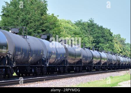 Glen Ellyn, Illinois, USA. Ein Güterzug der Union Pacific Railroad, der brennbare Flüssigkeiten befördert, durchquert die westlichen Vororte von Chicago. Stockfoto