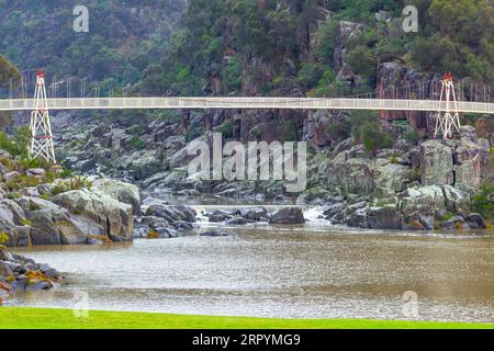 Die Alexandra Suspension Bridge und der South Esk River vom ersten Becken in der Cataract Gorge in Launceston, Tasmanien, Australien aus gesehen. Stockfoto