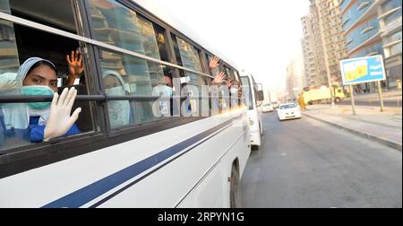 200709 -- KUWAIT CITY, 9. Juli 2020 Xinhua -- Arbeiter sind auf dem Weg zum Arbeitsplatz in Mahboula, nach der Aufhebung der Sperrbeschränkungen, in Ahmadi Gouvernement, Kuwait, 9. Juli 2020. Die kuwaitische Regierung hob am Donnerstag die Sperrung in den Gebieten Jleeb Al-Shuyoukh und Mahboula auf. Die Sperrung wurde seit dem 6. April für die beiden von Expatriates dominierten und stark besiedelten Gebiete eingeführt. Foto von Asad/Xinhua KUWAIT-COVID-19-LOCKDOWN-LIFTING PUBLICATIONxNOTxINxCHN Stockfoto