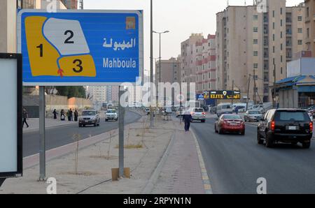 200709 -- KUWAIT CITY, 9. Juli 2020 Xinhua -- Foto aufgenommen am 9. Juli 2020 zeigt den Eingang zum Mahboula-Gebiet nach der Aufhebung der Lockdown-Beschränkungen im Gouvernement Ahmadi, Kuwait, 9. Juli 2020. Die kuwaitische Regierung hob am Donnerstag die Sperrung in den Gebieten Jleeb Al-Shuyoukh und Mahboula auf. Die Sperrung wurde seit dem 6. April für die beiden von Expatriates dominierten und stark besiedelten Gebiete eingeführt. Foto von Asad/Xinhua KUWAIT-COVID-19-LOCKDOWN-LIFTING PUBLICATIONxNOTxINxCHN Stockfoto