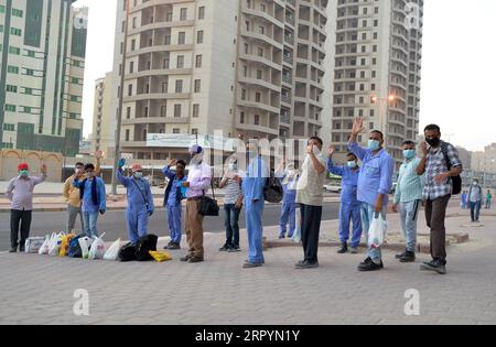 200709 -- KUWAIT STADT, 9. Juli 2020 Xinhua -- Arbeiter warten darauf, an ihren Arbeitsplatz in der Gegend von Mahboula nach der Aufhebung der Sperrbeschränkungen, in Ahmadi Gouvernement, Kuwait, 9. Juli 2020, versetzt zu werden. Die kuwaitische Regierung hob am Donnerstag die Sperrung in den Gebieten Jleeb Al-Shuyoukh und Mahboula auf. Die Sperrung wurde seit dem 6. April für die beiden von Expatriates dominierten und stark besiedelten Gebiete eingeführt. Foto von Asad/Xinhua KUWAIT-COVID-19-LOCKDOWN-LIFTING PUBLICATIONxNOTxINxCHN Stockfoto