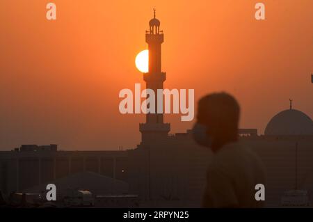 200709 -- KUWAIT STADT, 9. Juli 2020 Xinhua -- Ein Mann ist auf dem Weg zur Arbeit in der Gegend von Mahboula nach der Aufhebung der Sperrbeschränkungen, in Ahmadi Gouvernement, Kuwait, 9. Juli 2020. Die kuwaitische Regierung hob am Donnerstag die Sperrung in den Gebieten Jleeb Al-Shuyoukh und Mahboula auf. Die Sperrung wurde seit dem 6. April für die beiden von Expatriates dominierten und stark besiedelten Gebiete eingeführt. Foto von Asad/Xinhua KUWAIT-COVID-19-LOCKDOWN-LIFTING PUBLICATIONxNOTxINxCHN Stockfoto