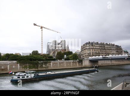 200710 -- PARIS, 10. Juli 2020 -- die Kathedrale Notre Dame de Paris wird repariert, nachdem sie im April letzten Jahres in Paris, Frankreich, am 10. Juli 2020 durch einen Großbrand schwer beschädigt wurde. FRANCE-PARIS-NOTRE DAME DE PARIS CATHEDRAL-SPIRE-RESTAURATION GAOXJING PUBLICATIONXNOTXINXCHN Stockfoto