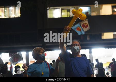 200711 -- SINGAPUR, 11. Juli 2020 Xinhua -- Unterstützer der Arbeiterpartei Singapurs werden am 11. Juli 2020 in Singapur gesehen. Singapurs regierende People s Action Party PAP gewann 83 der 93 Parlamentssitze bei den Parlamentswahlen in Singapur, sagte der zurückkehrende Offizier Tan Meng DUI am Samstag. Die Arbeiterpartei WP, die bei den Wahlen 2015 sechs Sitze erhielt, gewann dieses Jahr zehn Sitze. Xinhua/Then Chih Wey SINGAPUR-GENERAL ELECTION-RESULTS PUBLICATIONxNOTxINxCHN Stockfoto