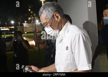 200711 -- SINGAPUR, 11. Juli 2020 Xinhua -- Singapurs Premierminister und Generalsekretär der People s Action Party PAP Lee Hsien Loong Front trifft am 11. Juli 2020 in der PAP Ang Mo Kio Niederlassung in Singapur ein. Singapurs regierende People s Action Party PAP gewann 83 der 93 Parlamentssitze bei den Parlamentswahlen in Singapur, sagte der zurückkehrende Offizier Tan Meng DUI am Samstag. Die Arbeiterpartei WP, die bei den Wahlen 2015 sechs Sitze erhielt, gewann dieses Jahr zehn Sitze. Xinhua/Then Chih Wey SINGAPUR-GENERAL ELECTION-RESULTS PUBLICATIONxNOTxINxCHN Stockfoto