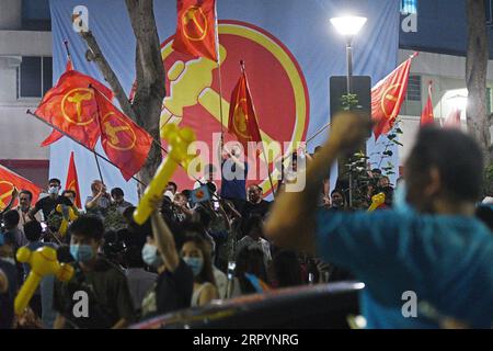 News Bilder des Tages 200711 -- SINGAPUR, 11. Juli 2020 Xinhua -- Unterstützer der Arbeiterpartei Singapurs werden am 11. Juli 2020 in Singapur gesehen. Singapurs regierende People s Action Party PAP gewann 83 der 93 Parlamentssitze bei den Parlamentswahlen in Singapur, sagte der zurückkehrende Offizier Tan Meng DUI am Samstag. Die Arbeiterpartei WP, die bei den Wahlen 2015 sechs Sitze erhielt, gewann dieses Jahr zehn Sitze. Xinhua/Then Chih Wey SINGAPUR-GENERAL ELECTION-RESULTS PUBLICATIONxNOTxINxCHN Stockfoto