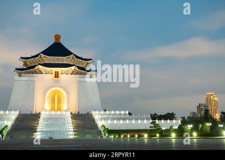 Nachtblick auf die Chiang Kai-Shek Memorial Hall in Taipei, Taiwan Stockfoto