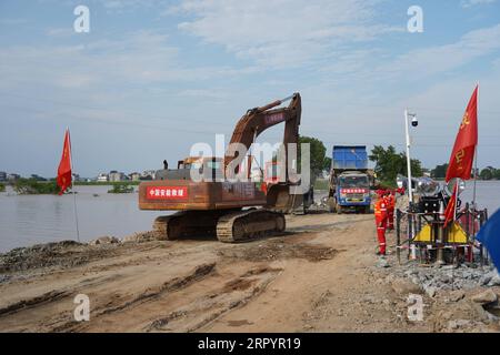 200712 -- POYANG, 12. Juli 2020 -- Foto aufgenommen am 12. Juli 2020 zeigt die Baustelle eines durchbrochenen Deichs in der Stadt Poyang im Kreis Poyang, ostchinesische Provinz Jiangxi. Der Damm eines Flusses in der ostchinesischen Provinz Jiangxi wurde am späten Mittwoch nach anhaltenden sintflutartigen Regenfällen durchbrochen und zwang über 9.000 Einwohner zur Evakuierung. CHINA-JIANGXI-POYANG-DEICHBRUCH CN ZHANGXHAOBO PUBLICATIONXNOTXINXCHN Stockfoto