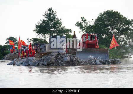 200712 -- POYANG, 12. Juli 2020 -- Foto aufgenommen am 12. Juli 2020 zeigt die Baustelle eines durchbrochenen Deichs in der Stadt Poyang im Kreis Poyang, ostchinesische Provinz Jiangxi. Der Damm eines Flusses in der ostchinesischen Provinz Jiangxi wurde am späten Mittwoch nach anhaltenden sintflutartigen Regenfällen durchbrochen und zwang über 9.000 Einwohner zur Evakuierung. CHINA-JIANGXI-POYANG-DEICHBRUCH CN ZHOUXMI PUBLICATIONXNOTXINXCHN Stockfoto