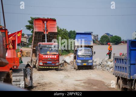 200712 -- POYANG, 12. Juli 2020 -- Foto aufgenommen am 12. Juli 2020 zeigt die Baustelle eines durchbrochenen Deichs in der Stadt Poyang im Kreis Poyang, ostchinesische Provinz Jiangxi. Der Damm eines Flusses in der ostchinesischen Provinz Jiangxi wurde am späten Mittwoch nach anhaltenden sintflutartigen Regenfällen durchbrochen und zwang über 9.000 Einwohner zur Evakuierung. CHINA-JIANGXI-POYANG-DEICHBRUCH CN ZHOUXMI PUBLICATIONXNOTXINXCHN Stockfoto