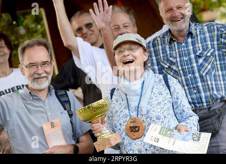 200713 -- WIEN, 13. Juli 2020 -- Eine Frau feiert nach dem Gewinn des Bauerngolfs auf einem Bauernhof in Wien, Österreich, 12. Juli 2020. Bauerngolf bedeutet Bauerngolf ist eine von den Bauern in Wien gegründete Sportveranstaltung, die an einigen Wochenenden von Juni bis Oktober stattfindet. Bei dieser sportlichen Aktivität werden Gummischuhe als Wurfgegenstand und verschiedene Arten von landwirtschaftlichen Werkzeugen als Ziele verwendet, um mehrere Wurfrunden zu erzielen. Der Wettbewerb findet seit 2008 statt, und wer interessiert, kann kostenlos teilnehmen. SPAUSTRIA-VIENNA-BAUERNGOLF GuoxChen PUBLICATIONxNOTxINxCHN Stockfoto