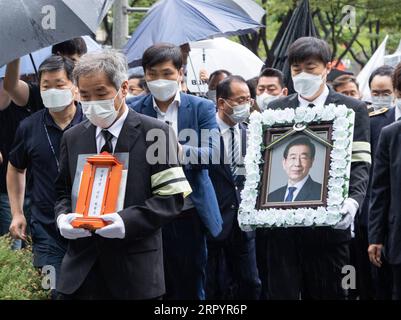 200713 -- SEOUL, 13. Juli 2020 Xinhua -- Trauernde kommen zur Beerdigung des verstorbenen Seoul Mayor Park Won-soon vor dem Rathaus in Seoul, Südkorea, am 13. Juli 2020. Die Beerdigung für den verstorbenen Seoul Mayor Park Won-Soon fand am Montag statt. Der 64-jährige Bürgermeister wurde tot in den Wäldern des Mount Bugak in der Nähe seines Wohnsitzes gegen Mitternacht des 10. Juli gefunden. Foto von Lee Sang-ho/Xinhua SÜDKOREA-SEOUL-BÜRGERMEISTER-PARK WON-SOON-FUNERAL PUBLICATIONxNOTxINxCHN Stockfoto