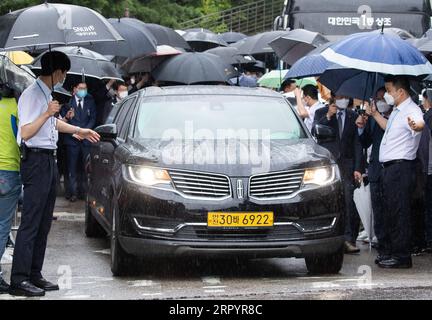 200713 -- SEOUL, 13. Juli 2020 Xinhua -- der Leichenwagen mit dem Sarg des verstorbenen Seoul Mayor Park Won-soon verlässt das Seoul National University Hospital in Seoul, Südkorea, am 13. Juli 2020. Die Beerdigung für den verstorbenen Seoul Mayor Park Won-Soon fand am Montag statt. Der 64-jährige Bürgermeister wurde tot in den Wäldern des Mount Bugak in der Nähe seines Wohnsitzes gegen Mitternacht des 10. Juli gefunden. Foto von Lee Sang-ho/Xinhua SÜDKOREA-SEOUL-BÜRGERMEISTER-PARK WON-SOON-FUNERAL PUBLICATIONxNOTxINxCHN Stockfoto