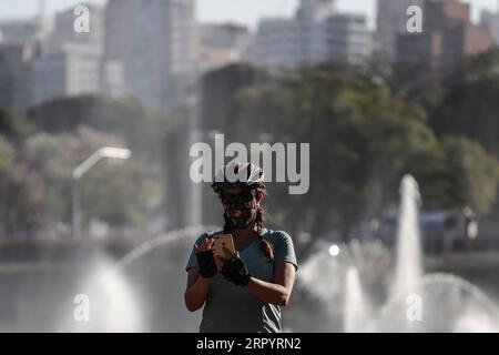 200714 -- SAO PAULO, 14. Juli 2020 Xinhua -- Ein Bürger macht Fotos im wiedereröffneten Ibirapuera Park in Sao Paulo, Brasilien, 13. Juli 2020. Brasilien berichtete am Montag, dass insgesamt 1.884.967 Menschen positiv auf COVID-19 getestet wurden und 72.883 Menschen an der Krankheit gestorben sind. Im vergangenen Tag, Tests festgestellt 20.286 neue Fälle von Infektion und 733 weitere Patienten starben, nach Angaben des Gesundheitsministeriums. Foto: Rahel Patrasso/Xinhua BRAZIL-SAO PAULO-COVID-19-PARKS-REOPENING PUBLICATIONxNOTxINxCHN Stockfoto