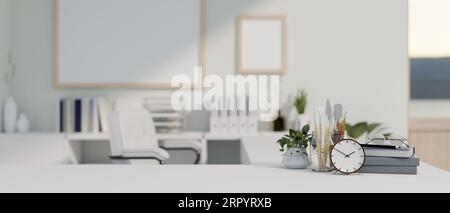 Nahaufnahme eines Kopierraums für die Präsentation Ihres Produkts auf einer weißen Tischplatte mit Büromaterial in einem modernen weißen Bürozimmer. 3D-Rendering, 3D-Illus Stockfoto