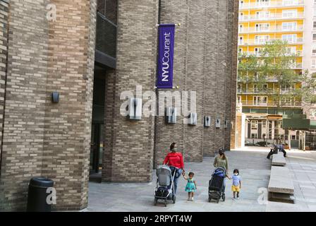 200714 -- NEW YORK, 14. Juli 2020 -- Fußgänger gehen an einem Gebäude der New York University in New York, USA, 14. Juli 2020 vorbei. Die US-Regierung hat eine neue Regel aufgehoben, die internationalen Studenten ihren Aufenthalt im Land verwehrt hätte, wenn sie nur im kommenden Herbstsemester Online-Kurse besuchen würden, sagte ein Bundesrichter in Boston, Massachusetts, Dienstag. U.S.-NEW YORK-NYU-REGEL ÜBER INT L-STUDENTEN-RÜCKTRITT WANGXYING PUBLICATIONXNOTXINXCHN Stockfoto