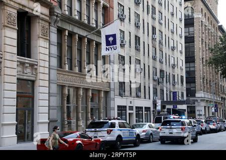 200714 -- NEW YORK, 14. Juli 2020 -- Ein NYU-Banner ist auf einem Gebäude der New York University in New York, USA, 14. Juli 2020 zu sehen. Die US-Regierung hat eine neue Regel aufgehoben, die internationalen Studenten ihren Aufenthalt im Land verwehrt hätte, wenn sie nur im kommenden Herbstsemester Online-Kurse besuchen würden, sagte ein Bundesrichter in Boston, Massachusetts, Dienstag. U.S.-NEW YORK-NYU-REGEL ÜBER INT L-STUDENTEN-RÜCKTRITT WANGXYING PUBLICATIONXNOTXINXCHN Stockfoto