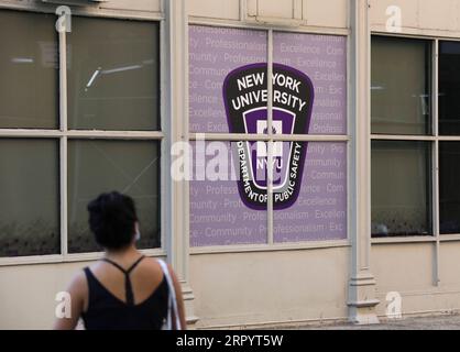 200714 -- NEW YORK, 14. Juli 2020 -- Eine Frau geht an einem Gebäude der New York University in New York, USA, 14. Juli 2020 vorbei. Die US-Regierung hat eine neue Regel aufgehoben, die internationalen Studenten ihren Aufenthalt im Land verwehrt hätte, wenn sie nur im kommenden Herbstsemester Online-Kurse besuchen würden, sagte ein Bundesrichter in Boston, Massachusetts, Dienstag. U.S.-NEW YORK-NYU-REGEL ÜBER INT L-STUDENTEN-RÜCKTRITT WANGXYING PUBLICATIONXNOTXINXCHN Stockfoto