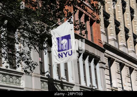 200714 -- NEW YORK, 14. Juli 2020 -- Ein NYU-Banner ist auf einem Gebäude der New York University in New York, USA, 14. Juli 2020 zu sehen. Die US-Regierung hat eine neue Regel aufgehoben, die internationalen Studenten ihren Aufenthalt im Land verwehrt hätte, wenn sie nur im kommenden Herbstsemester Online-Kurse besuchen würden, sagte ein Bundesrichter in Boston, Massachusetts, Dienstag. U.S.-NEW YORK-NYU-REGEL ÜBER INT L-STUDENTEN-RÜCKTRITT WANGXYING PUBLICATIONXNOTXINXCHN Stockfoto