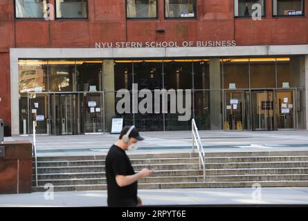 200714 -- NEW YORK, 14. Juli 2020 -- Ein Mann geht an einem Gebäude der New York University in New York, USA, 14. Juli 2020 vorbei. Die US-Regierung hat eine neue Regel aufgehoben, die internationalen Studenten ihren Aufenthalt im Land verwehrt hätte, wenn sie nur im kommenden Herbstsemester Online-Kurse besuchen würden, sagte ein Bundesrichter in Boston, Massachusetts, Dienstag. U.S.-NEW YORK-NYU-REGEL ÜBER INT L-STUDENTEN-RÜCKTRITT WANGXYING PUBLICATIONXNOTXINXCHN Stockfoto