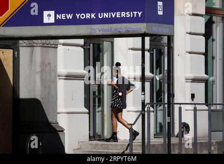 200714 -- NEW YORK, 14. Juli 2020 -- Eine Frau liest Nachricht auf einem geschlossenen Eingang zu einem Gebäude der New York University in New York, USA, 14. Juli 2020. Die US-Regierung hat eine neue Regel aufgehoben, die internationalen Studenten ihren Aufenthalt im Land verwehrt hätte, wenn sie nur im kommenden Herbstsemester Online-Kurse besuchen würden, sagte ein Bundesrichter in Boston, Massachusetts, Dienstag. U.S.-NEW YORK-NYU-REGEL ÜBER INT L-STUDENTEN-RÜCKTRITT WANGXYING PUBLICATIONXNOTXINXCHN Stockfoto