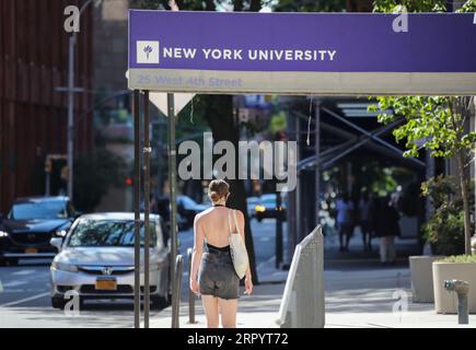 200714 -- NEW YORK, 14. Juli 2020 -- Eine Frau geht an einem Gebäude der New York University in New York, USA, 14. Juli 2020 vorbei. Die US-Regierung hat eine neue Regel aufgehoben, die internationalen Studenten ihren Aufenthalt im Land verwehrt hätte, wenn sie nur im kommenden Herbstsemester Online-Kurse besuchen würden, sagte ein Bundesrichter in Boston, Massachusetts, Dienstag. U.S.-NEW YORK-NYU-REGEL ÜBER INT L-STUDENTEN-RÜCKTRITT WANGXYING PUBLICATIONXNOTXINXCHN Stockfoto