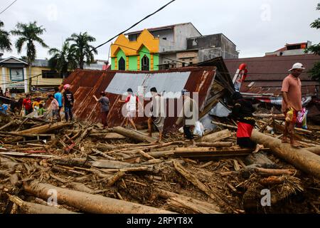 200715 -- SÜDSULAWESI, 15. Juli 2020 -- Menschen gehen auf Trümmern, nachdem Sturzfluten den Bezirk Masamba in Nord-Luwu, Provinz Süd-Sulawesi, Indonesien, am 15. Juli 2020 getroffen haben. Die Zahl der Todesopfer durch Sturzfluten in der indonesischen Provinz Süd-Sulawesi stieg am Mittwoch auf 16, wobei 23 Menschen vermisst wurden, berichteten lokale Medien. Foto von /Xinhua INDONESIA-SOUTH SULAWESI-FLASH FLOOD-AFTERMATH KhaizuranxMucthamir PUBLICATIONxNOTxINxCHN Stockfoto