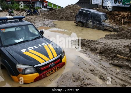 News Bilder des Tages 200715 -- SOUTH SULAWESI, 15. Juli 2020 -- Foto aufgenommen am 15. Juli 2020 zeigt Fahrzeuge, die auf einer matschigen Straße eingeschlossen wurden, nachdem Sturzfluten den Bezirk Masamba in Nord-Luwu, Provinz Süd-Sulawesi, Indonesien getroffen hatten. Die Zahl der Todesopfer durch Sturzfluten in der indonesischen Provinz Süd-Sulawesi stieg am Mittwoch auf 16, wobei 23 Menschen vermisst wurden, berichteten lokale Medien. Foto von /Xinhua INDONESIA-SOUTH SULAWESI-FLASH FLOOD-AFTERMATH KhaizuranxMucthamir PUBLICATIONxNOTxINxCHN Stockfoto