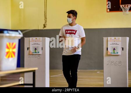 200715 -- SKOPJE, 15. Juli 2020 -- Ein Wähler bereitet sich darauf vor, seine Stimme am 15. Juli 2020 an einem Wahlstand in Skopje, Nordmazedonien, abzugeben. Nordmazedonische Bürger wählen am Mittwoch bei den frühen Parlamentswahlen nach strengen Gesundheitsvorschriften während der COVID-19-Pandemie. Foto: /Xinhua NORTH MACEDONIA-SKOPJE-VOTE TomislavxGeorgiev PUBLICATIONxNOTxINxCHN Stockfoto