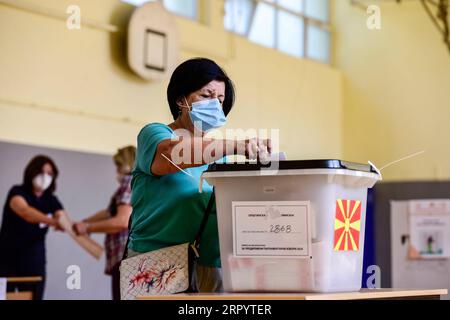 200715 -- SKOPJE, 15. Juli 2020 -- am 15. Juli 2020 gibt Eine Wählerin ihre Stimme an einem Wahlstand in Skopje, Nordmazedonien, ab. Nordmazedonische Bürger wählen am Mittwoch bei den frühen Parlamentswahlen nach strengen Gesundheitsvorschriften während der COVID-19-Pandemie. Foto: /Xinhua NORTH MACEDONIA-SKOPJE-VOTE TomislavxGeorgiev PUBLICATIONxNOTxINxCHN Stockfoto