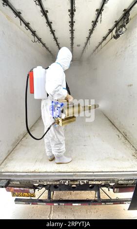 200715 -- PEKING, 15. Juli 2020 -- Ein Mitarbeiter desinfiziert die gekühlte Transporteinrichtung der Beijing Ershang Meat Food Group Co., Ltd. In Peking, Hauptstadt von China, 15. Juli 2020. Beijing Ershang Meat Food Group Co., Ltd. Ist eines der führenden Unternehmen, das Fleisch für den Pekinger Markt liefert. Während der COVID-19-Pandemie hat das Unternehmen strenge COVID-19-Präventions- und -Kontrollmaßnahmen entlang der gesamten Lieferkette ergriffen, um die Sicherheit von Fleischerzeugnissen und den regelmäßigen Betrieb seiner Verarbeitungsbetriebe zu gewährleisten, um die Marktnachfrage zu decken. CHINA-PEKING-COVID-19-FLEISCH-LIEFERKETTE-DISINFE Stockfoto