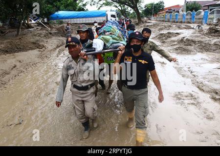 200715 -- SÜDSULAWESI, 15. Juli 2020 -- Beamte tragen eine Leiche eines Opfers, nachdem die Sturzflut das Dorf Radda in Nord-Luwu in Süd-Sulawesi, Indonesien, am 15. Juli 2020 getroffen hat. Die Zahl der Opfer von Sturzfluten und Erdrutschen in der indonesischen Provinz Süd-Sulawesi stieg am Mittwoch auf 21, wobei 31 weitere vermisst wurden, sagte ein Beamter. Foto von /Xinhua INDONESIA-SOUTH SULAWESI-FLASH FLOOD-AFTERMATH KhaizuranxMucthamir PUBLICATIONxNOTxINxCHN Stockfoto